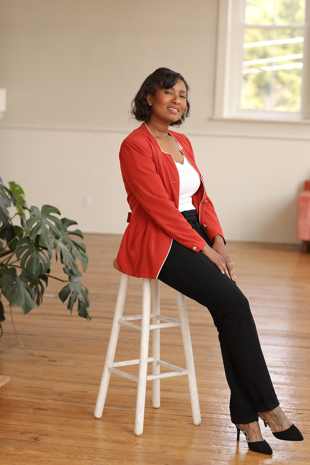 VerronicaM sitting in stool